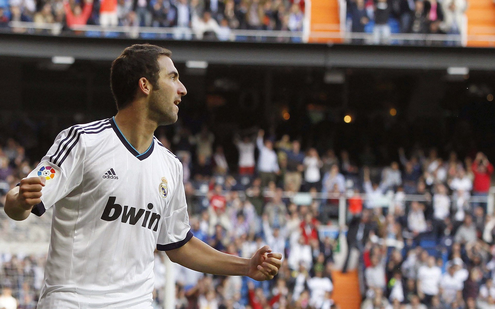 爱游戏官网充值-“传奇”球员的欧冠历程，永入史册的光辉时刻，欧冠冠军球员