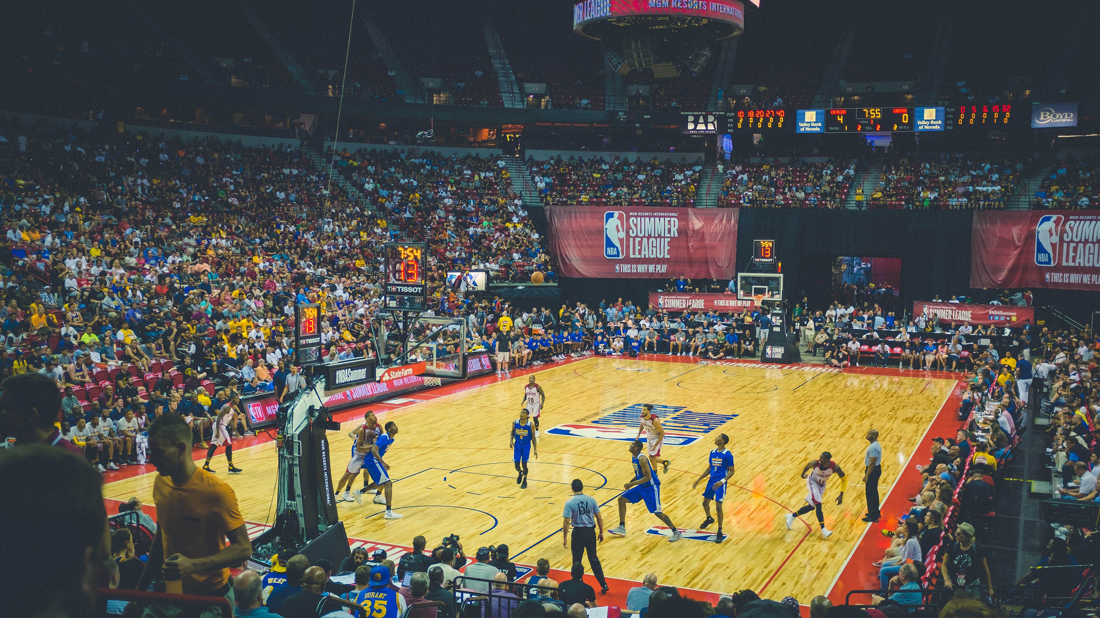 步行者控卫场均助攻联盟第三，成为战术枢纽，步行者控球后卫