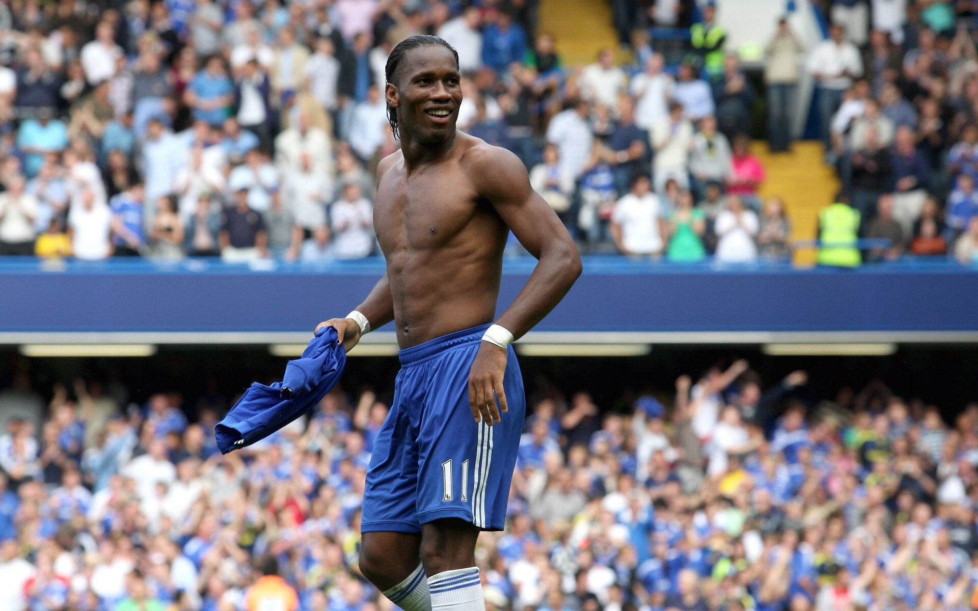 爱游戏体育在线-法甲比赛高潮迭起，精彩进球和战术调整成为焦点，法甲集锦